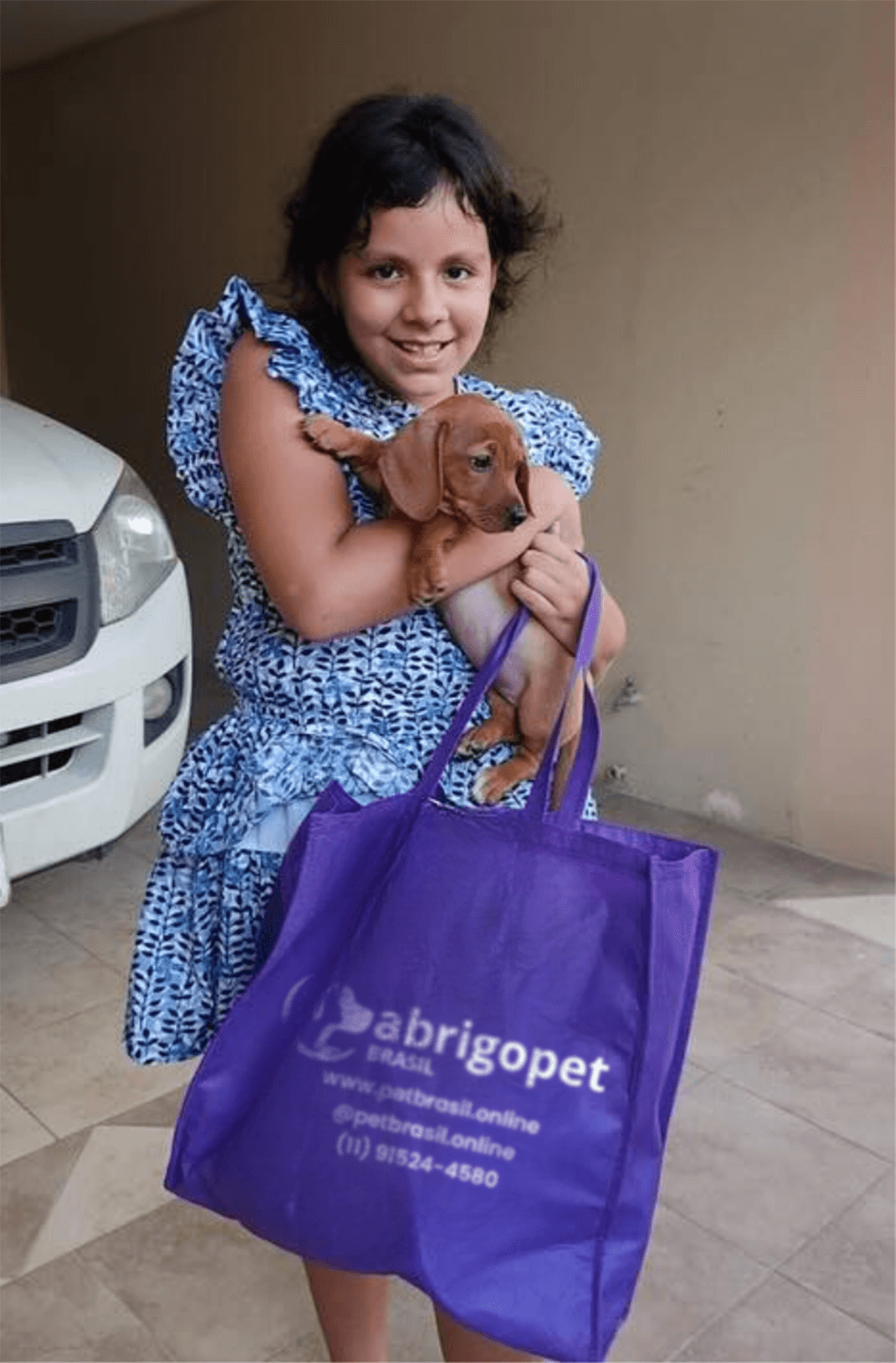 A pequena Jéssica com seu novo salsicha!